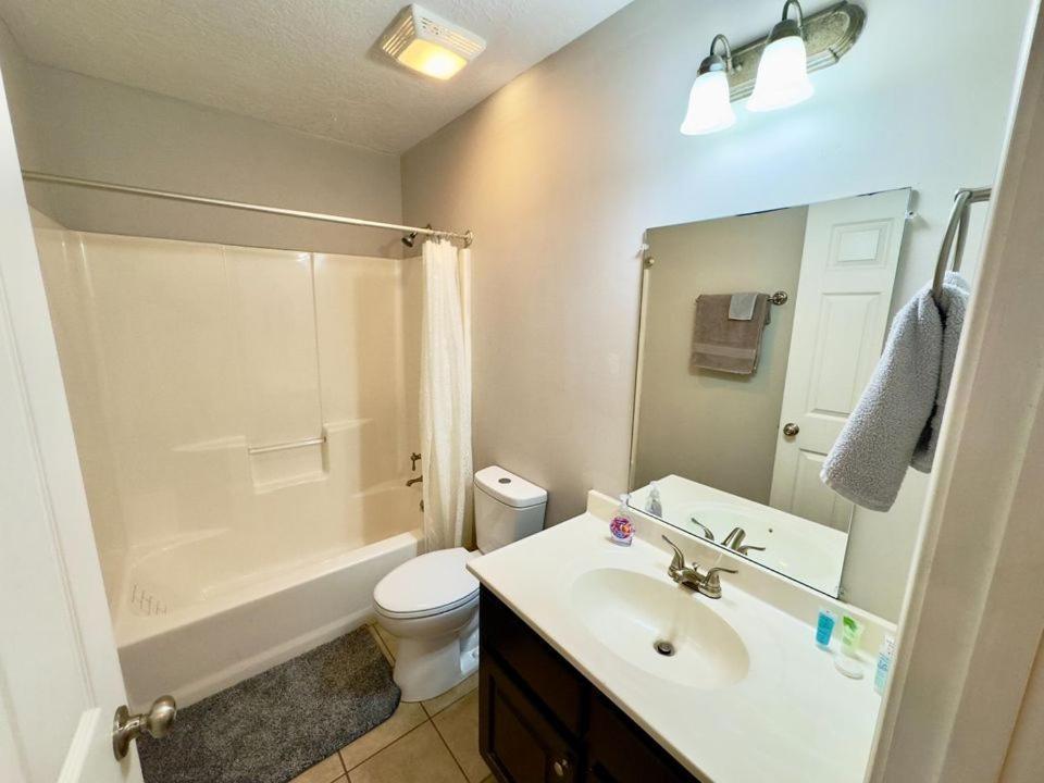 Cozy 2 Bedroom Townhouse Near Lake And Restaurants Гантерсвілл Екстер'єр фото